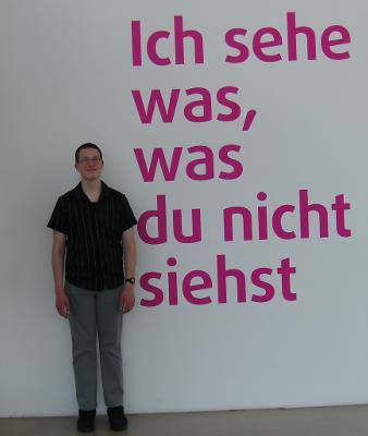 Jonathan vor dem Motto der Veranstaltung